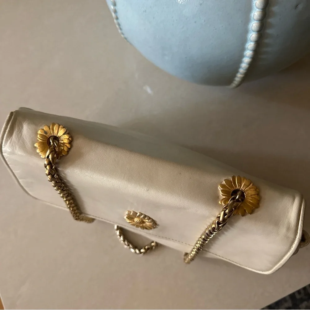 Escada Cream Leather Bag with Gold Chain flower detail - Picture 5 of 15